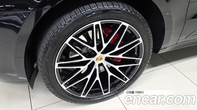 Porsche Macan 2022 — photo 19