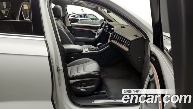 Volkswagen Touareg 2024 — photo 11
