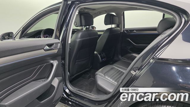 Volkswagen Passat 2022 — photo 17