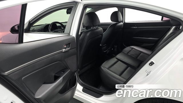 Hyundai AVANTE 2016 — photo 12