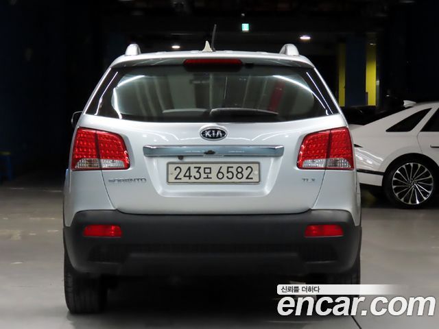 Kia Sorento 2010 — photo 3