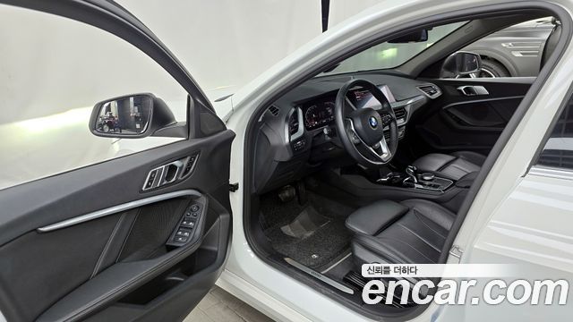 BMW 1-Series 2022 — photo 10