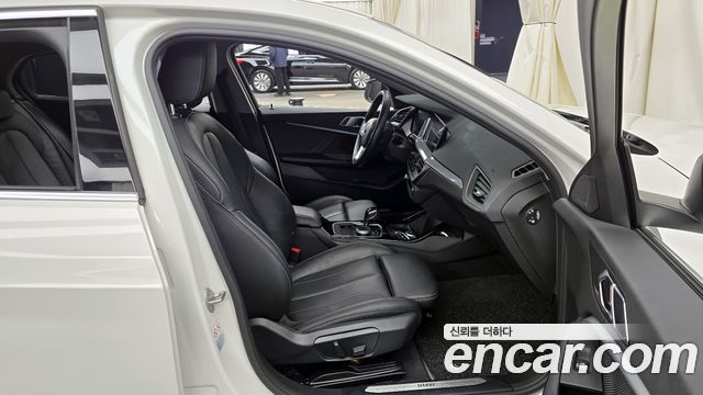BMW 1-Series 2022 — photo 11