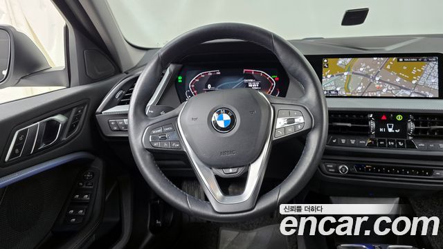 BMW 1-Series 2022 — photo 13