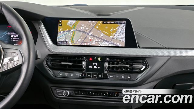 BMW 1-Series 2022 — photo 14