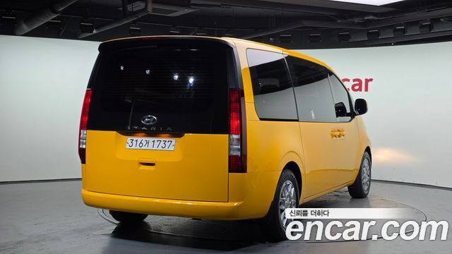 Hyundai Staria 2022 — photo 2
