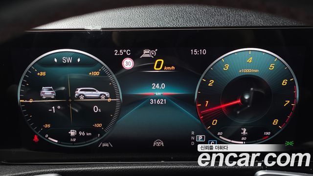 Mercedes-Benz GLB-Class 2022 — photo 8