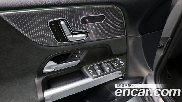 Mercedes-Benz GLB-Class 2022 — photo 11
