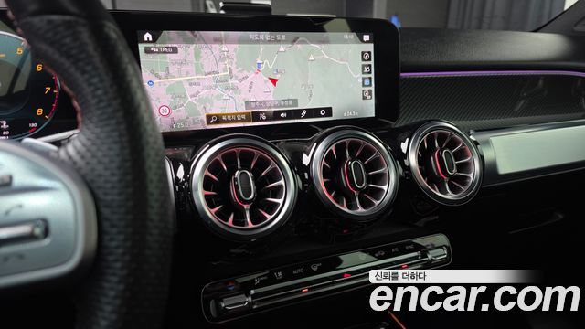 Mercedes-Benz GLB-Class 2022 — photo 13