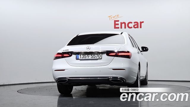 Mercedes-Benz E-Class 2022 — photo 4