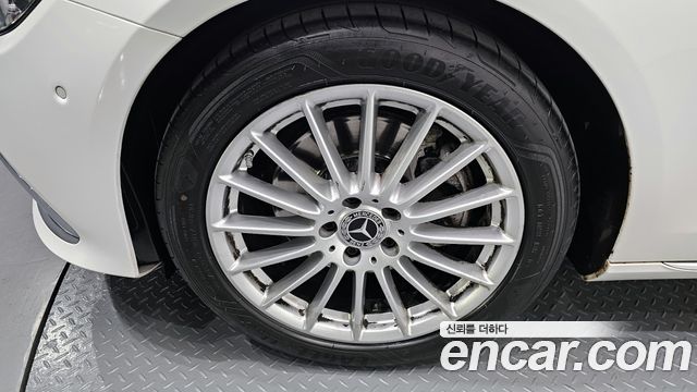 Mercedes-Benz E-Class 2022 — photo 5