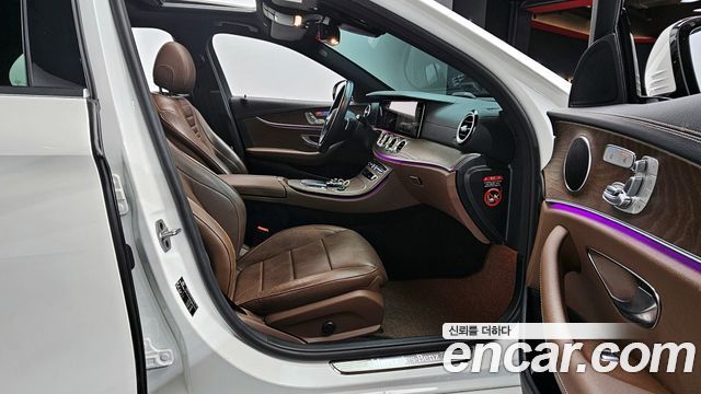 Mercedes-Benz E-Class 2022 — photo 10