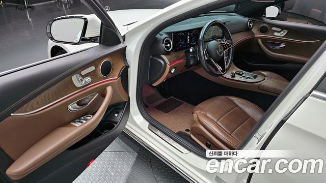 Mercedes-Benz E-Class 2022 — photo 11