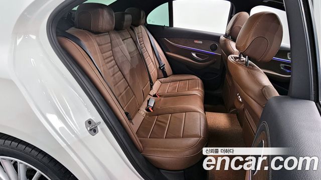 Mercedes-Benz E-Class 2022 — photo 12