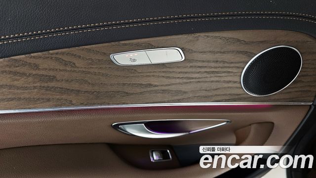 Mercedes-Benz E-Class 2022 — photo 17