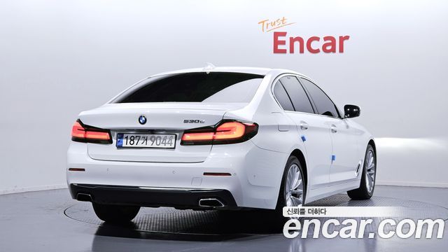 BMW 5-Series 2021 — photo 2