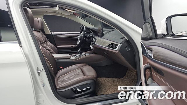 BMW 5-Series 2021 — photo 10