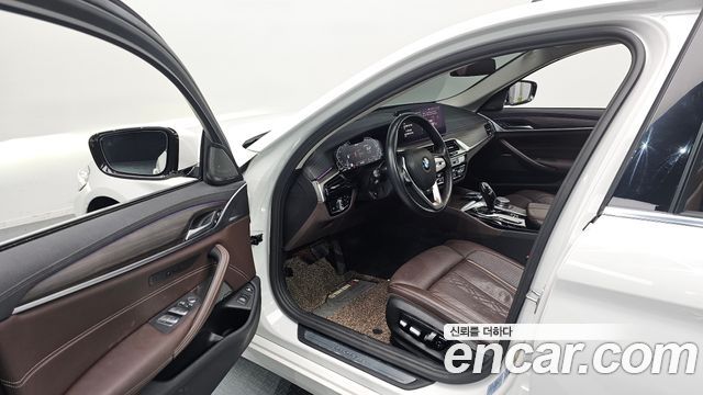 BMW 5-Series 2021 — photo 11