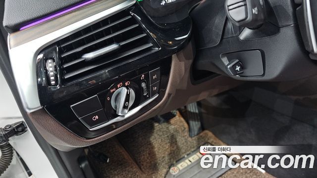 BMW 5-Series 2021 — photo 12