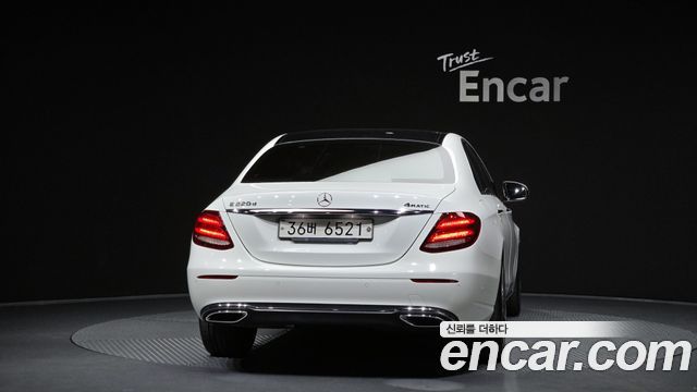 Mercedes-Benz E-Class 2017 — photo 4