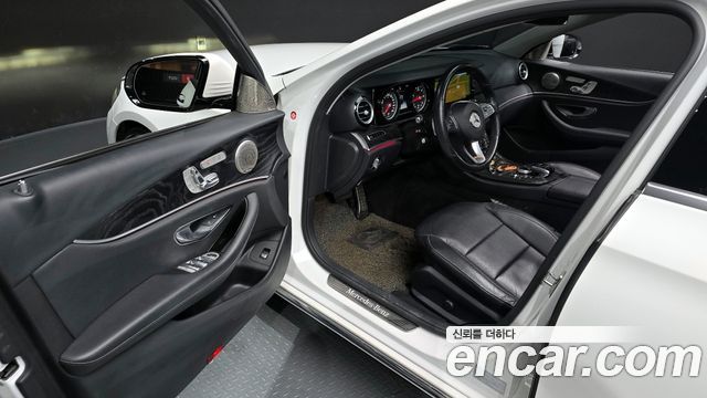 Mercedes-Benz E-Class 2017 — photo 11