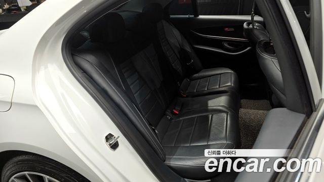 Mercedes-Benz E-Class 2017 — photo 12