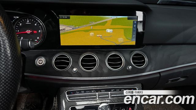 Mercedes-Benz E-Class 2017 — photo 16