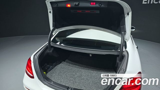 Mercedes-Benz E-Class 2017 — photo 20