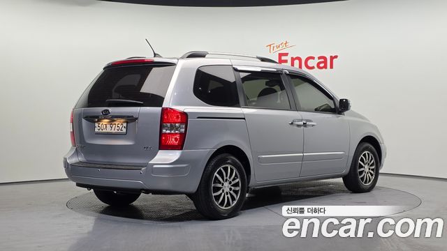 Kia Canival 2010 — photo 2