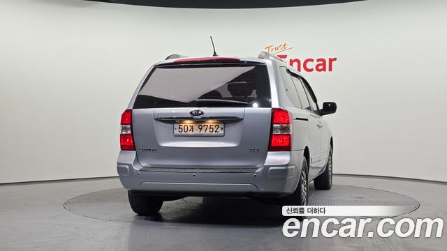 Kia Canival 2010 — photo 4