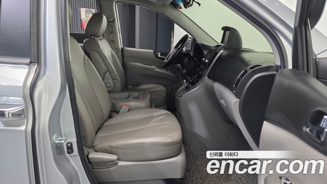 Kia Canival 2010 — photo 11