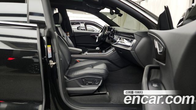 Audi Q8 2022 — photo 11