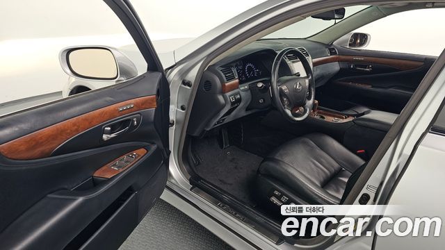 Lexus LS 2011 — photo 11