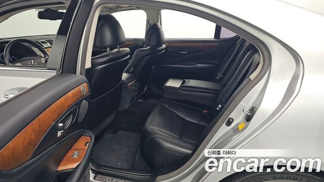 Lexus LS 2011 — photo 12