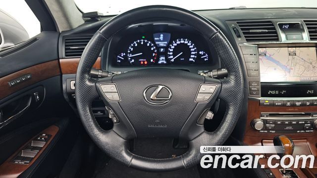 Lexus LS 2011 — photo 13