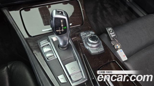 BMW 5-Series 2012 — photo 9