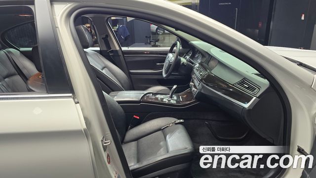 BMW 5-Series 2012 — photo 11