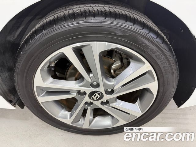 Hyundai AVANTE 2018 — photo 19