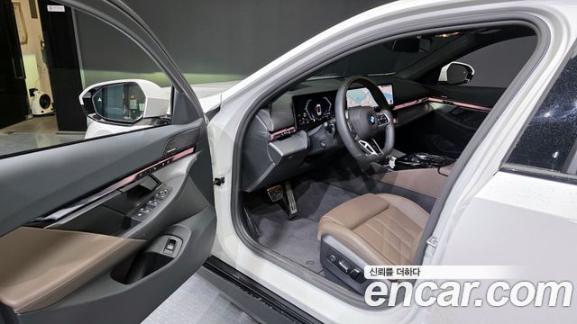 BMW 5-Series 2025 — photo 10