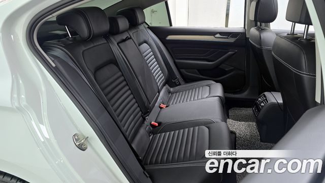 Volkswagen Passat 2022 — photo 12