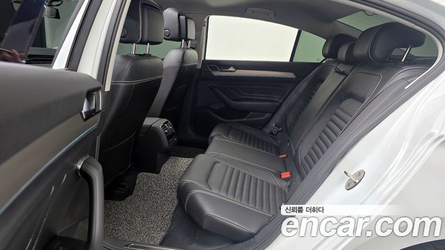 Volkswagen Passat 2022 — photo 13