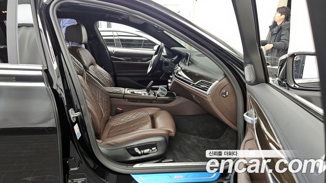 BMW 7-Series 2021 — photo 11