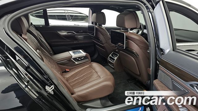 BMW 7-Series 2021 — photo 12