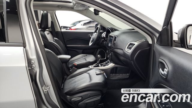 Jeep Compass 2018 — photo 11