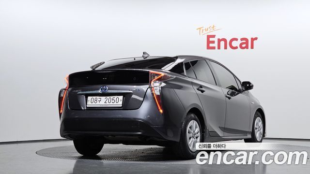 Toyota Prius 2018 — photo 2