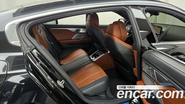 BMW 8-Series 2023 — photo 12