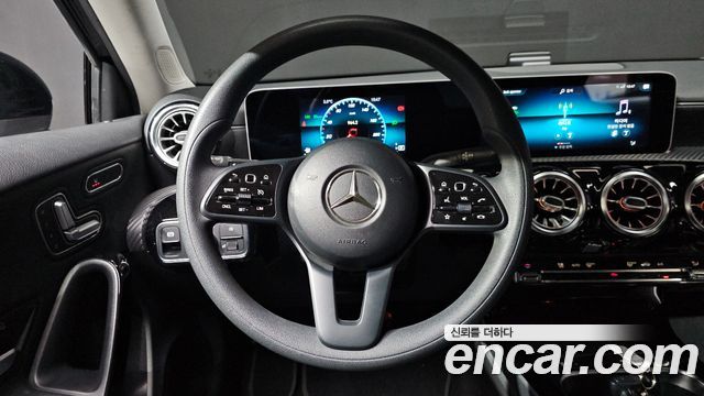Mercedes-Benz A-Class 2020 — photo 14