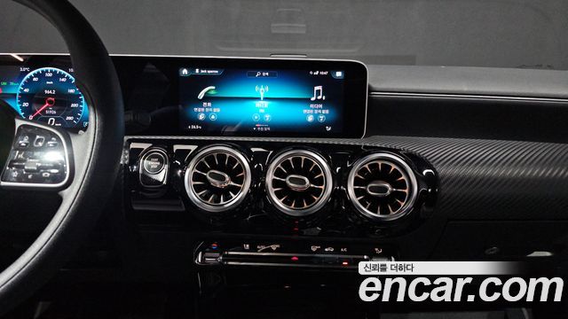 Mercedes-Benz A-Class 2020 — photo 15