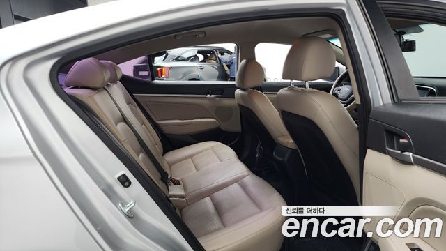 Hyundai AVANTE 2016 — photo 12