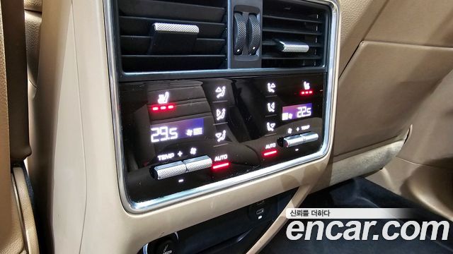 Porsche Cayenne 2021 — photo 17